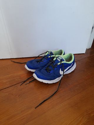 Zapatillas Nike azules y amarillas - 38.5