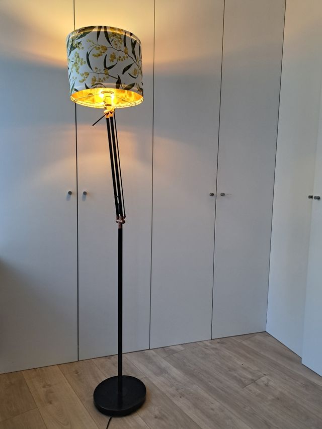 Lámpara de pie estilo articulado