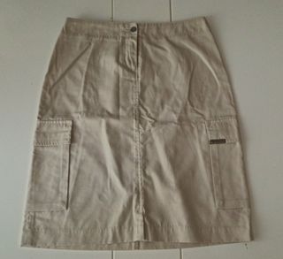 Falda beige Calvin Klein.