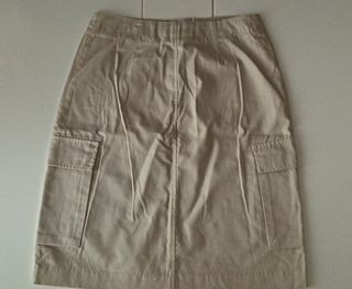 Falda beige Calvin Klein.