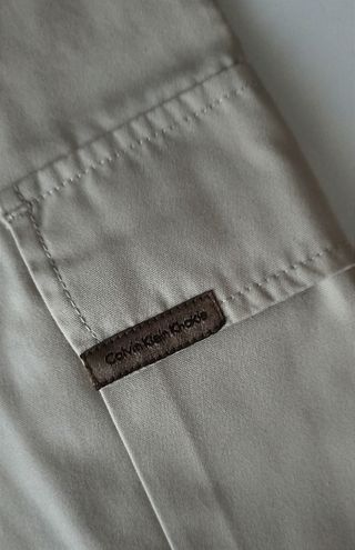 Falda beige Calvin Klein.