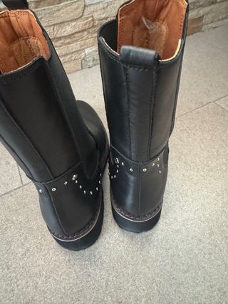 Botas negras media caña