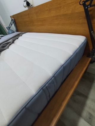 Cama madera 140x200cm + somier de láminas.
