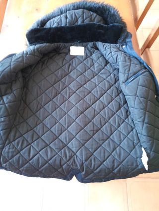 Chaqueta acolchada negra con capucha
