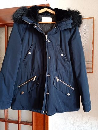 Chaqueta acolchada negra con capucha