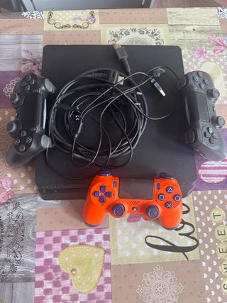 PS4 (PlayStation 4) + 3 mandos