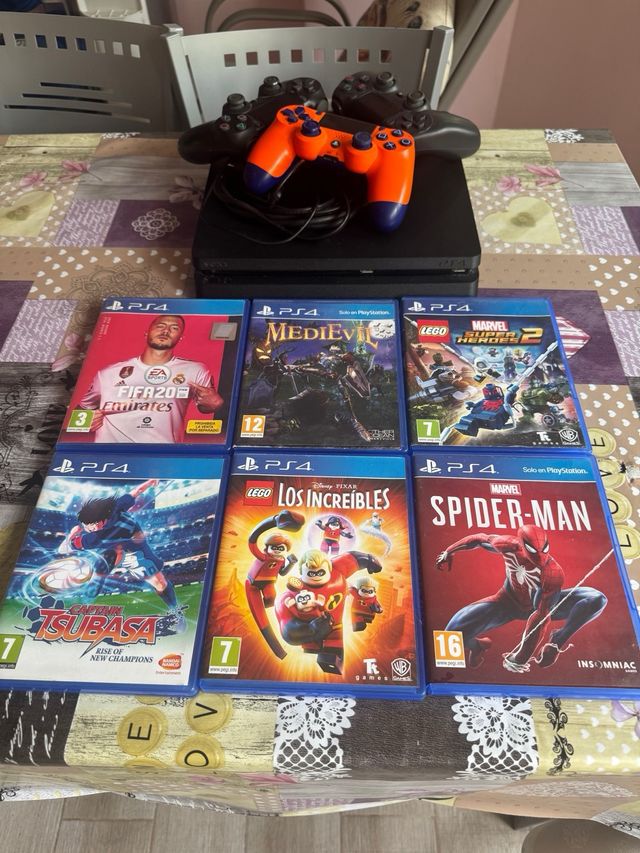 PS4 (PlayStation 4) + 3 mandos