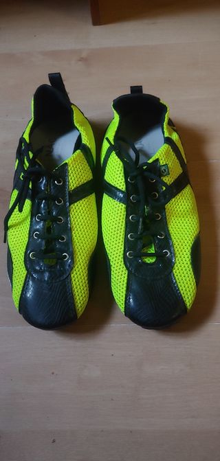 Zapatillas fútbol amarillas y negras