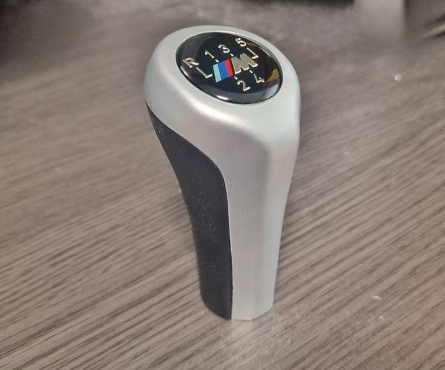 EMBLEMA DA ALAVANCA DE MUDANÇA DE VELOCIDADES BMW M PRATEADO/ COURO 5 VELC