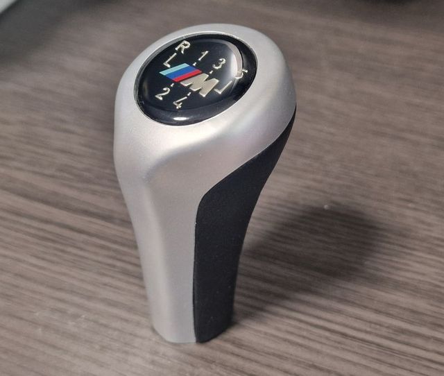 EMBLEMA DA ALAVANCA DE MUDANÇA DE VELOCIDADES BMW M PRATEADO/ COURO 5 VELC