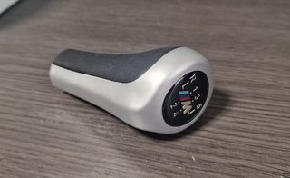 BMW PALANCA CAMBIOS EMBLEMA M PLATA/ PIEL 5 VELC