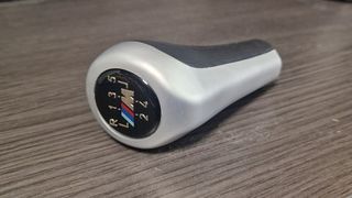 BMW PALANCA CAMBIOS EMBLEMA M PLATA/ PIEL 5 VELC