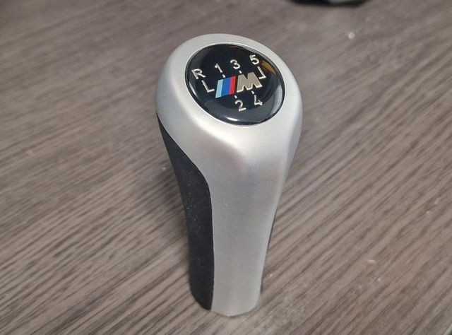 EMBLEMA DA ALAVANCA DE MUDANÇA DE VELOCIDADES BMW M PRATEADO/ COURO 5 VELC