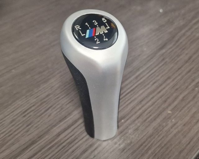 EMBLEMA DA ALAVANCA DE MUDANÇA DE VELOCIDADES BMW M PRATEADO/ COURO 5 VELC