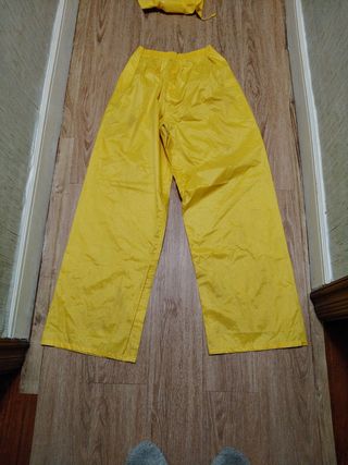 Traje impermeable amarillo trabajo