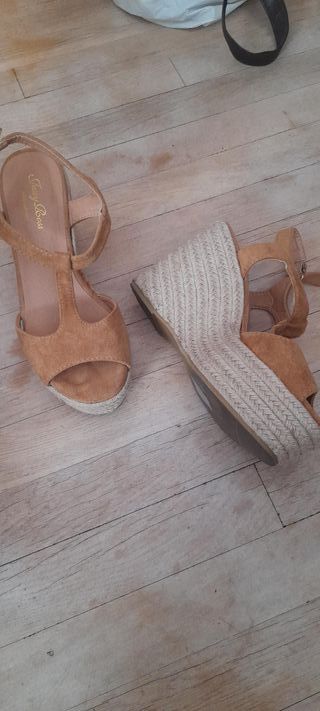Sandalias cuña Jessy Boss camel