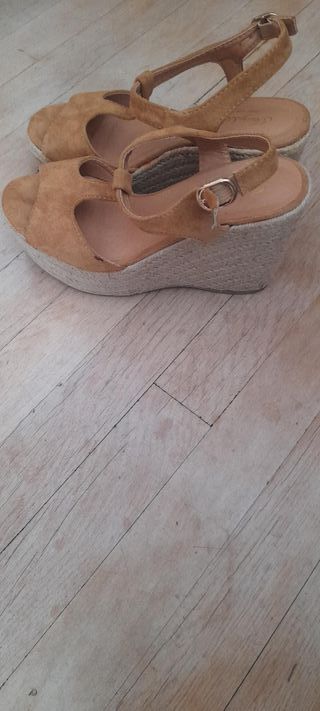 Sandalias cuña Jessy Boss camel