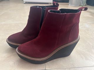 Botines tacón cuña rojos