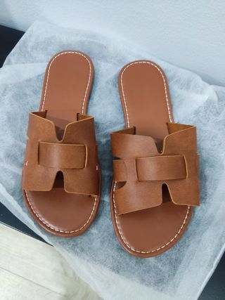 Sandalias planas camel mujer
