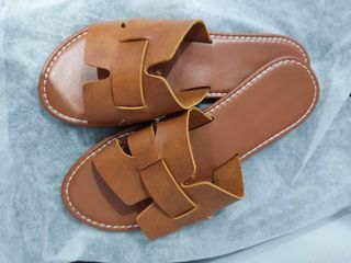 Sandalias planas camel mujer