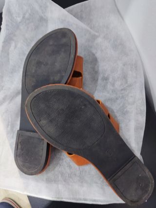 Sandalias planas camel mujer
