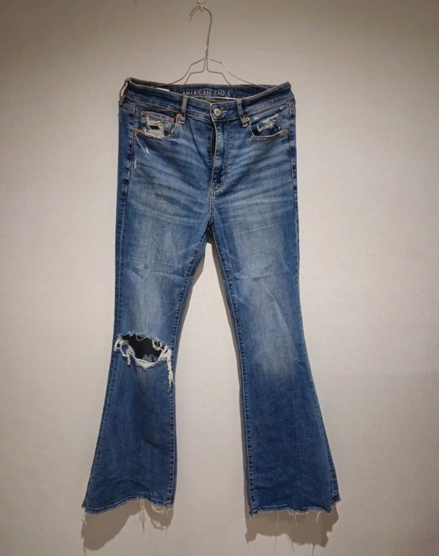 Vaqueros American Eagle acampanados rotos