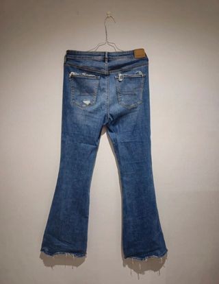 Vaqueros American Eagle acampanados rotos