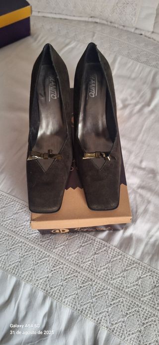 Zapato tacón alto verde oliva oscuro
