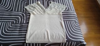 Top blanco ajustado con puntilla