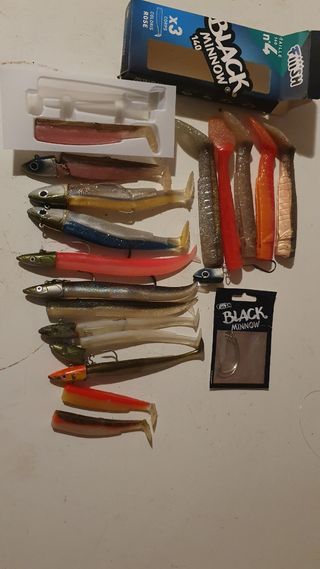 Diversidad de señuelos Black Minnow y sandel