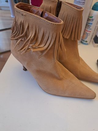 Botines beige con flecos
