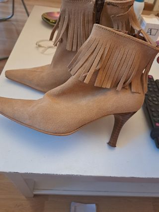 Botines beige con flecos