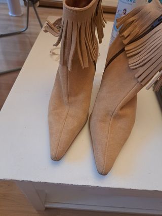 Botines beige con flecos