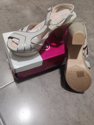 Zapatos nuevos de tacón para mujer. Talla 37