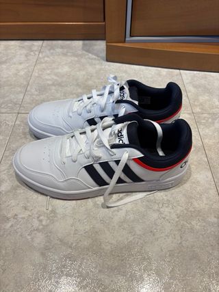 Zapatillas Adidas blancas y azules