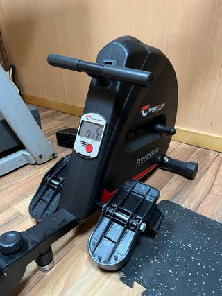 Máquina remo fitness - ejercicio