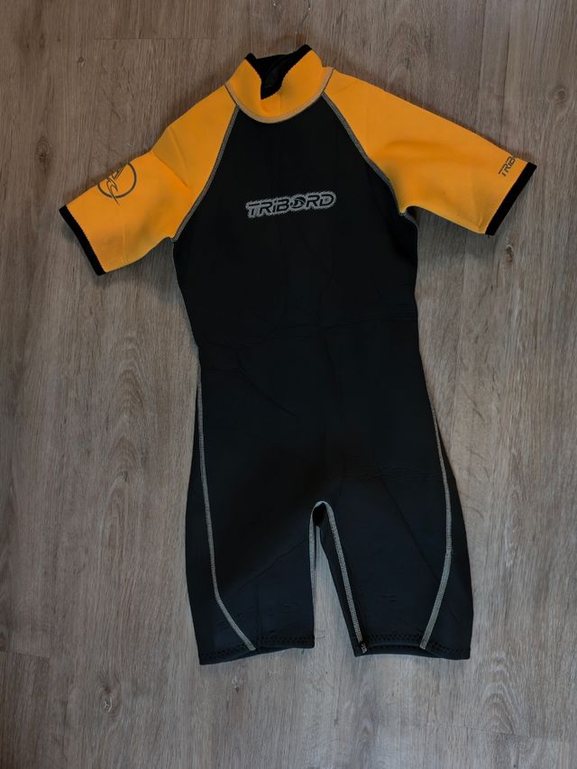 Neopreno Tribord talla 14 años y otro azul
