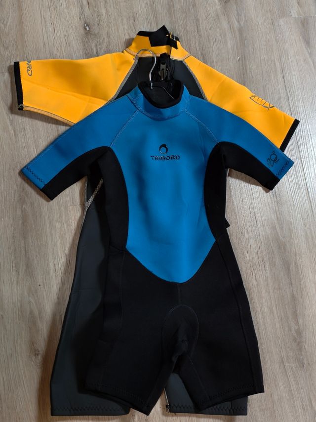 Neopreno Tribord talla 14 años y otro azul