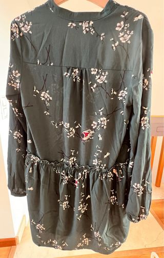 Vestido verde, con estampado de flores y pájaros