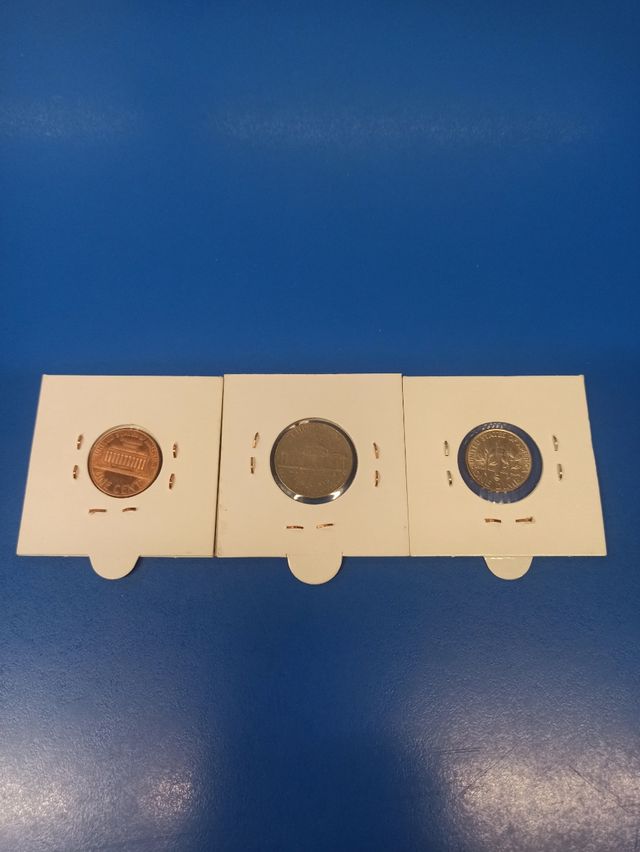 3 monete: USA, 1 centesimo, 5 centesimi, 1 DIME