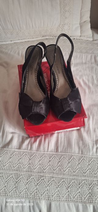 Zapatilla tacón negra Lorena Carrero