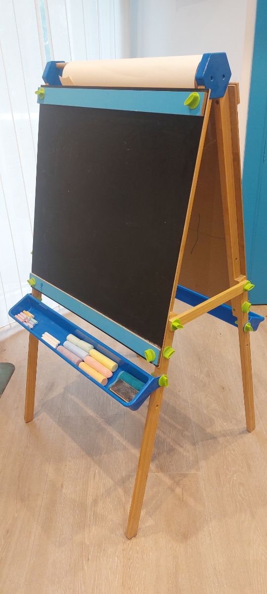 Caballete infantil con pizarra, veleda y papel