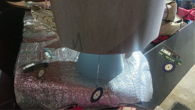 Lámpara infantil móvil coches