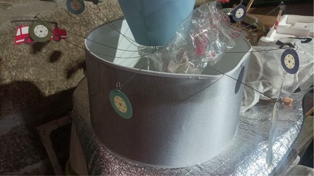 Lámpara infantil móvil coches