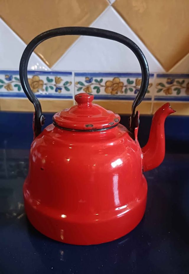 Tetera roja vintage esmaltada