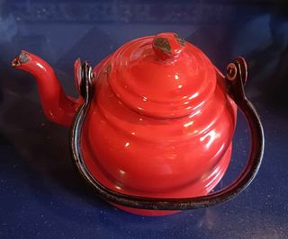 Tetera roja vintage esmaltada