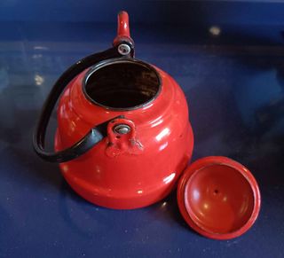 Tetera roja vintage esmaltada
