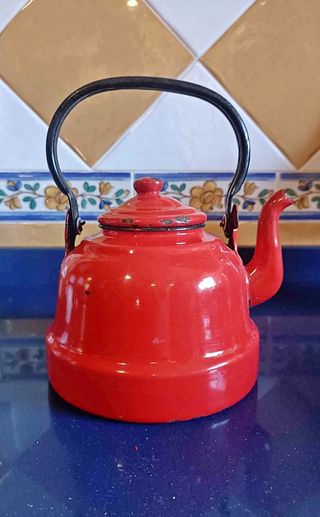 Tetera roja vintage esmaltada