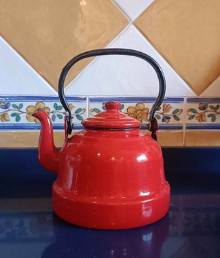 Tetera roja vintage esmaltada