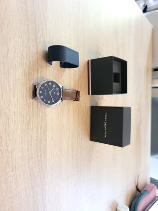 Reloj Tommy Hilfiger marrón. 
Correa marrón. 